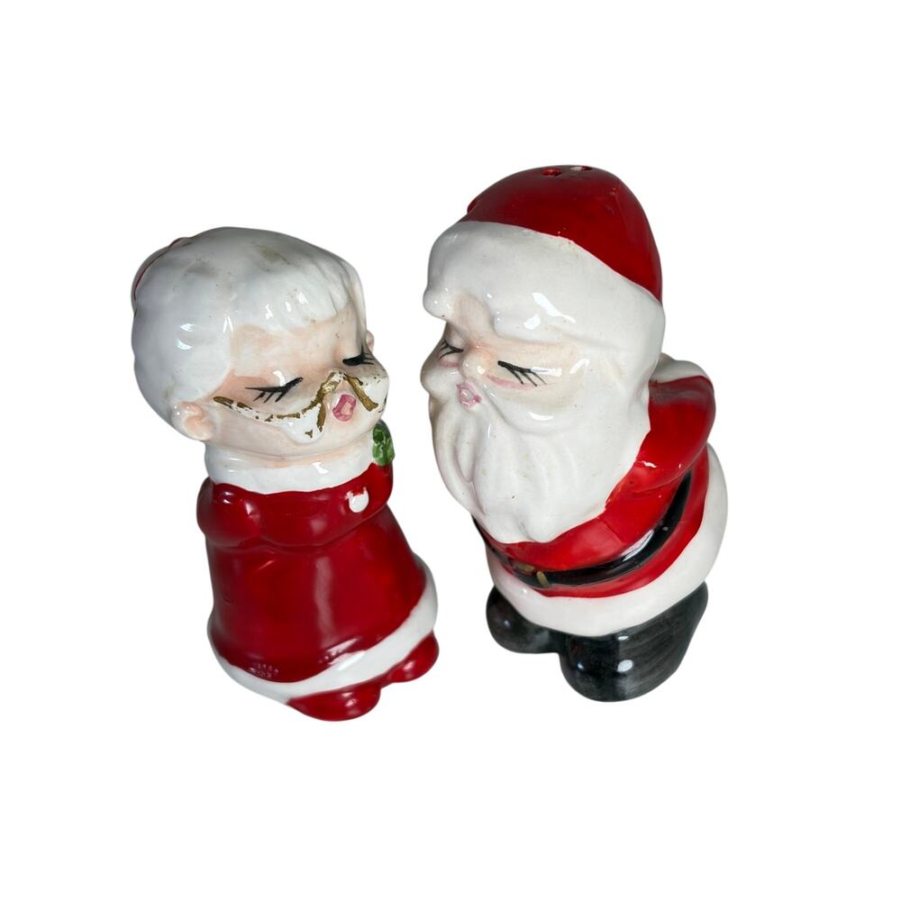 Vtg Ceramic Mr & Mrs Clause Kissing Salt & Pepper Shakers Christmas Decor